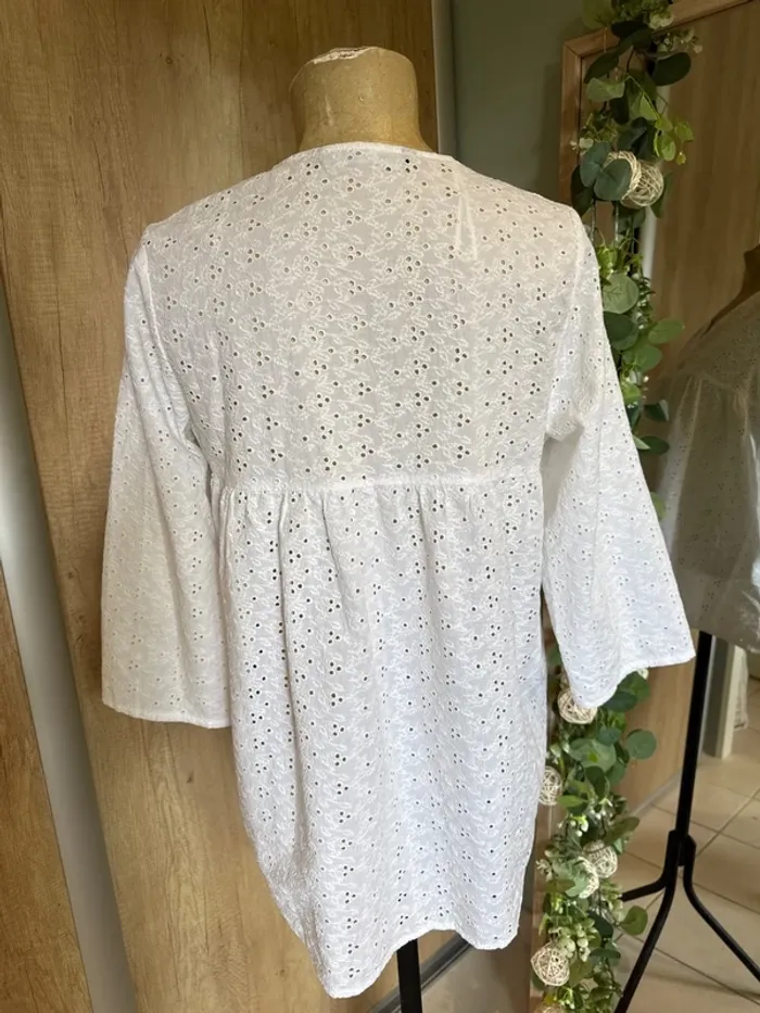 Très jolie blouse en broderie anglaise manches 3/4 - photo numéro 3