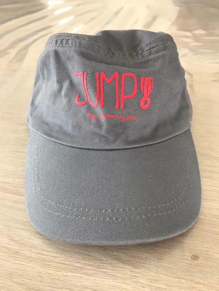 Casquette grise élastique à l’arrière