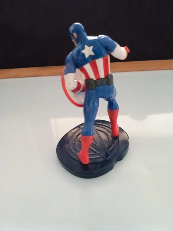 Figurine Captain America sur socle marque Marvel - photo numéro 3