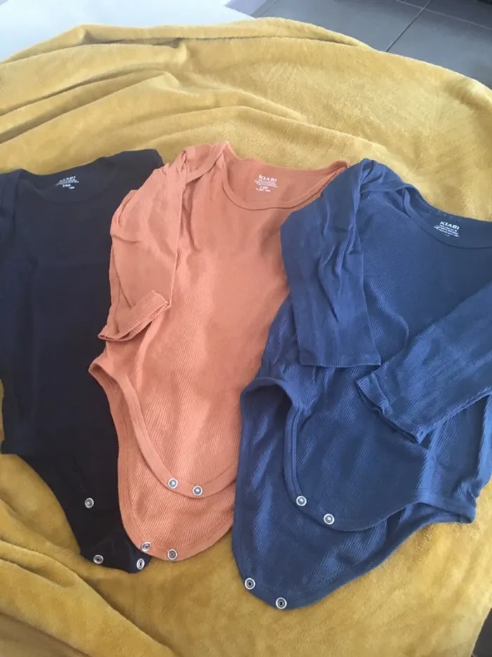 Lot 3 bodies 24 mois kiabi - photo numéro 2