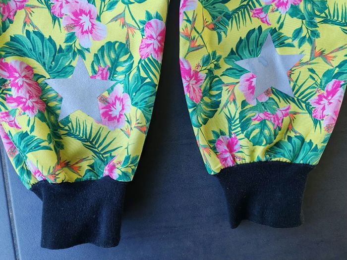 Combinaison de pluie jaune fleurs roses - photo numéro 6