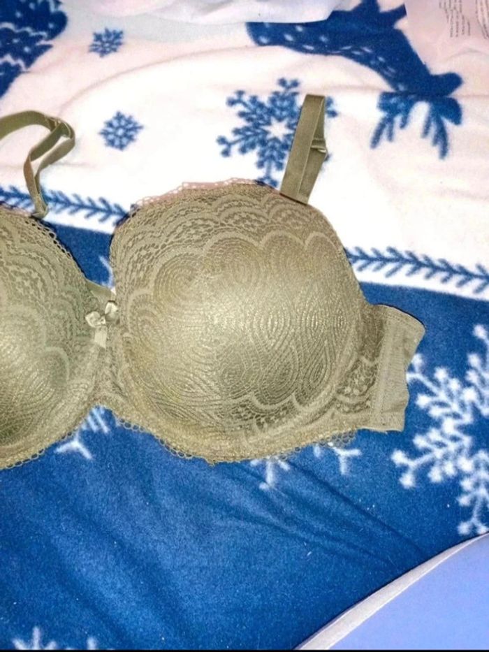Soutien-gorge neuf Gémo 110D avec armature et coque - photo numéro 3
