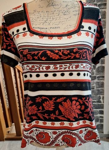 Tee-shirt noir, rouge et blanc au col carré