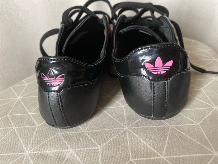 Baskets Adidas cuir noir et roses 39 1/2 - photo numéro 3