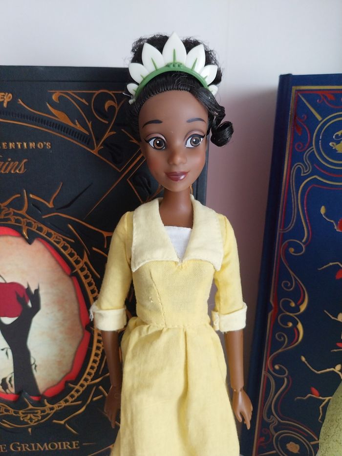 Poupée Tiana en serveuse robe jaune rare + robe verte La Princesse et la Grenouille - photo numéro 4