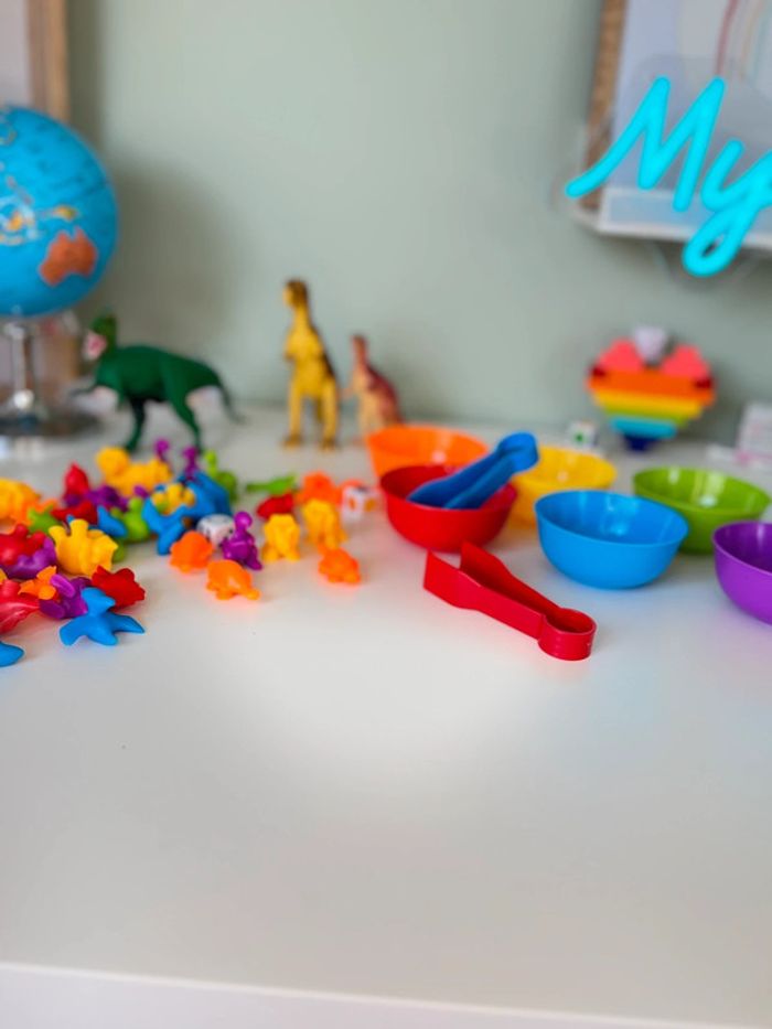 Figurines colorées les Dino à trier: Dénombrer, Compter, Couleurs,Motricité - photo numéro 6
