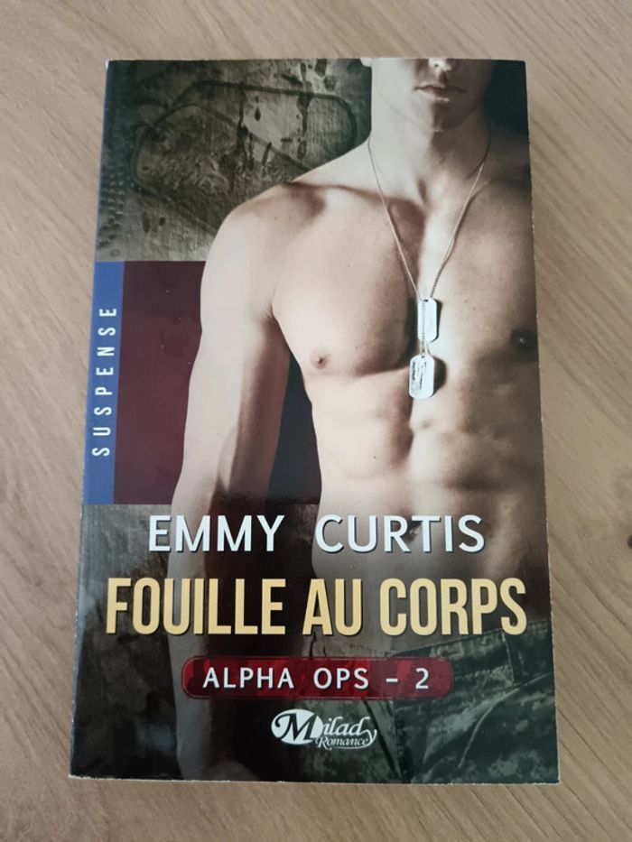 Emmy Curtis 🍀 Fouille au corps