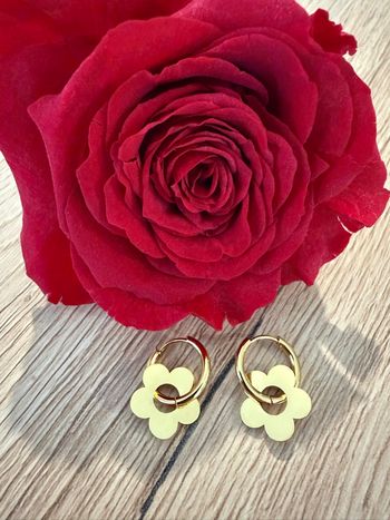 Boucles d’oreilles dorées avec breloque fleur en acier inoxydable 