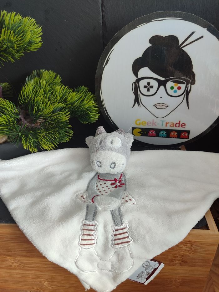 doudou vache noukie's gris blanc robe jupe fleur rouge pois carré plat DD003397