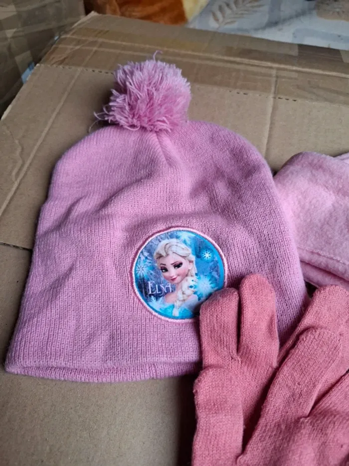 Magnifique ensemble de bonnet Disney et gant - photo numéro 2