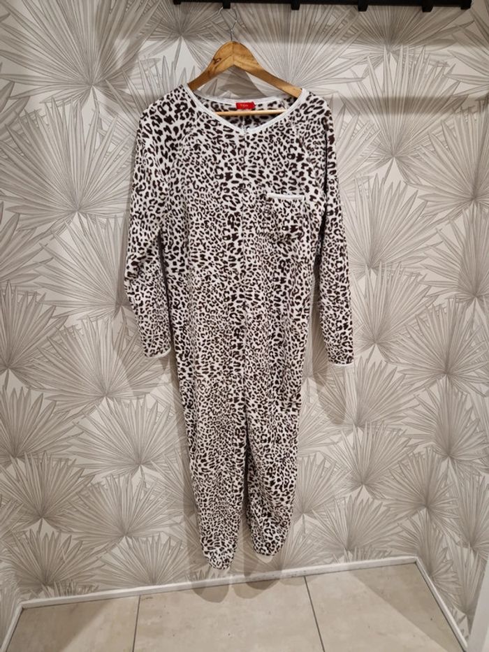 Joli pyjama combinaison léopard taille 46