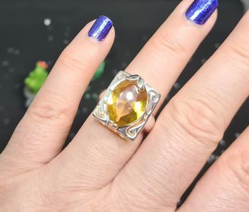 Bague fantaisie argentée avec pierre jaune