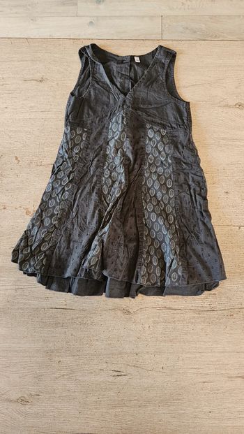 Robe courte grise à dessin gris clair, sans manche, C&A, 6 ans
