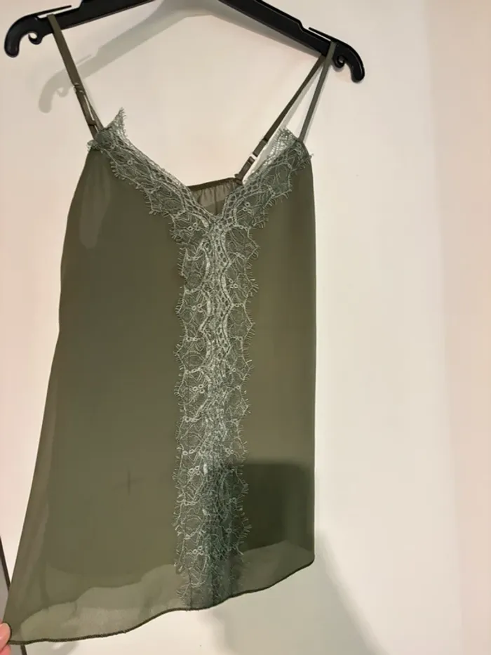 Top kaki à dentelle – Taille S-36 très bon état