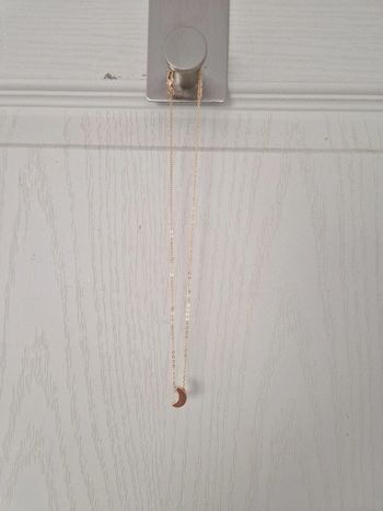 Neuf jolie collier doré avec pendentif lune