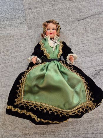 Petite poupée collection folklorique