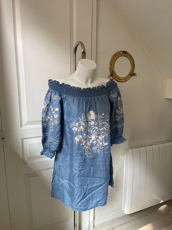 Robe brodée à fleurs