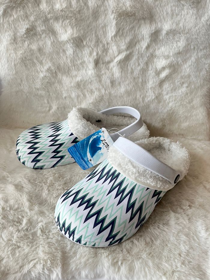 Sabots, sandales, crocs blanches et vertes intérieur fourrée pointure 39