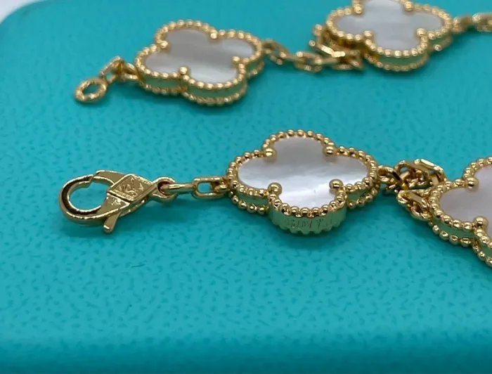 Bracelet 5 trèfles 15mm plaqué or nacré - photo numéro 2