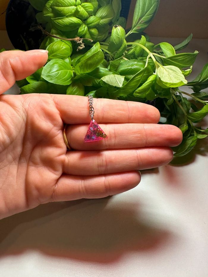 Pendentif triangle en résine et paillette - photo numéro 3