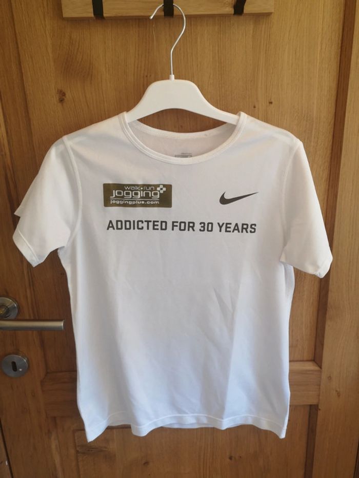 T-shirt de sport Nike en blanc et kaki S