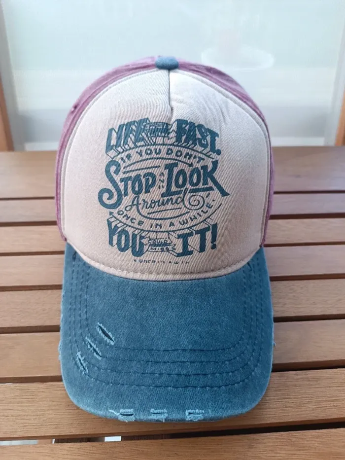 Casquette stylé bleu et bordeaux - photo numéro 2