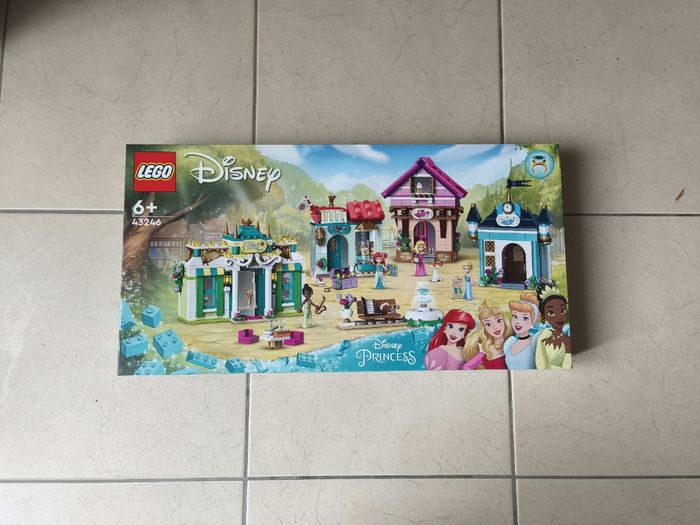 LEGO Disney 43246 : Les aventures des princesses Disney au marché.