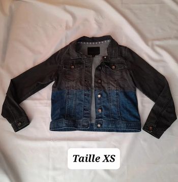 Très belle veste en jeans Noir et Bleu taille XS