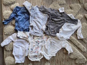 Lot 10  bodies bébé naissance 50cm