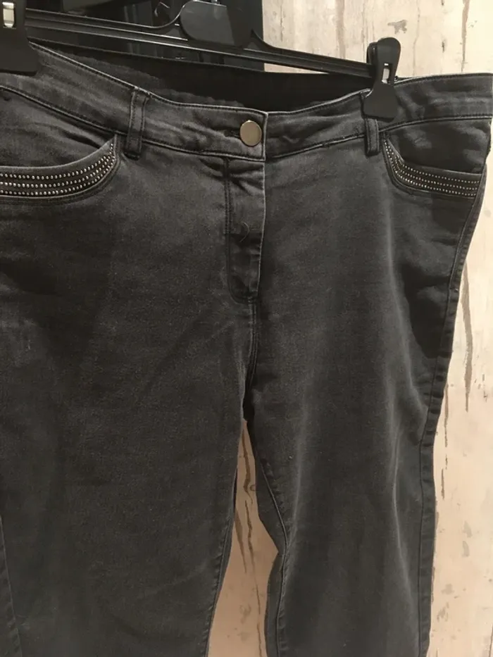 Superbe jeans en excellent état en 46 avec Strass aux poches - photo numéro 2