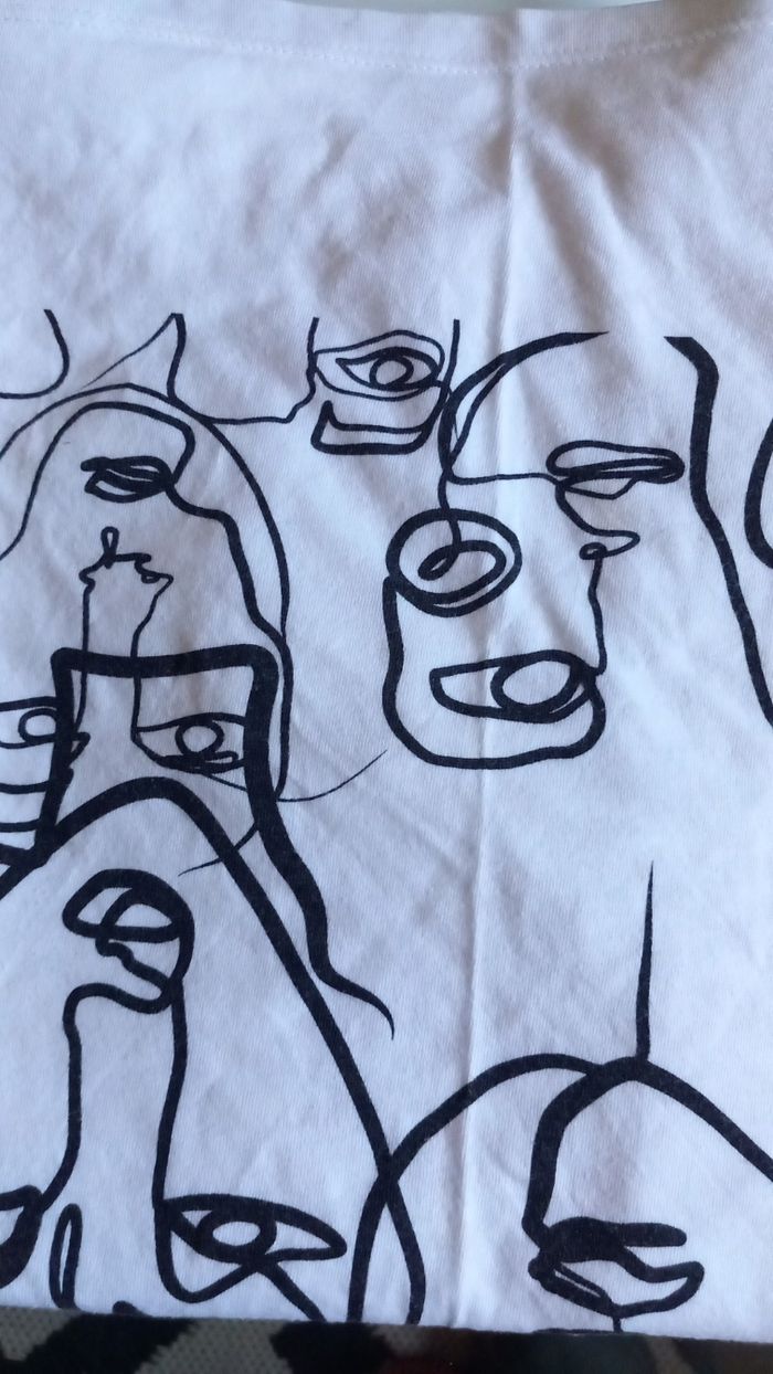 T-shirt blanc motif visages dessin linéaire - photo numéro 2