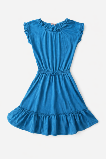 Robe bleu, 10 ans à volant. Tape à l'oeil. 