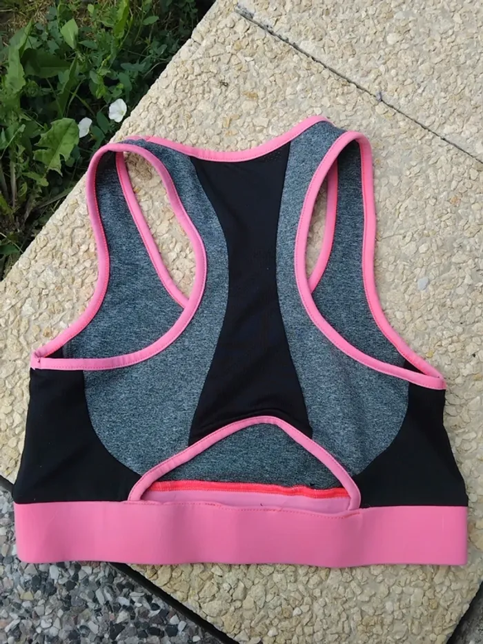 Lot de 2 brassières sport. Le gris est de la marque Jennifer et le rouge Athlitech. - photo numéro 3