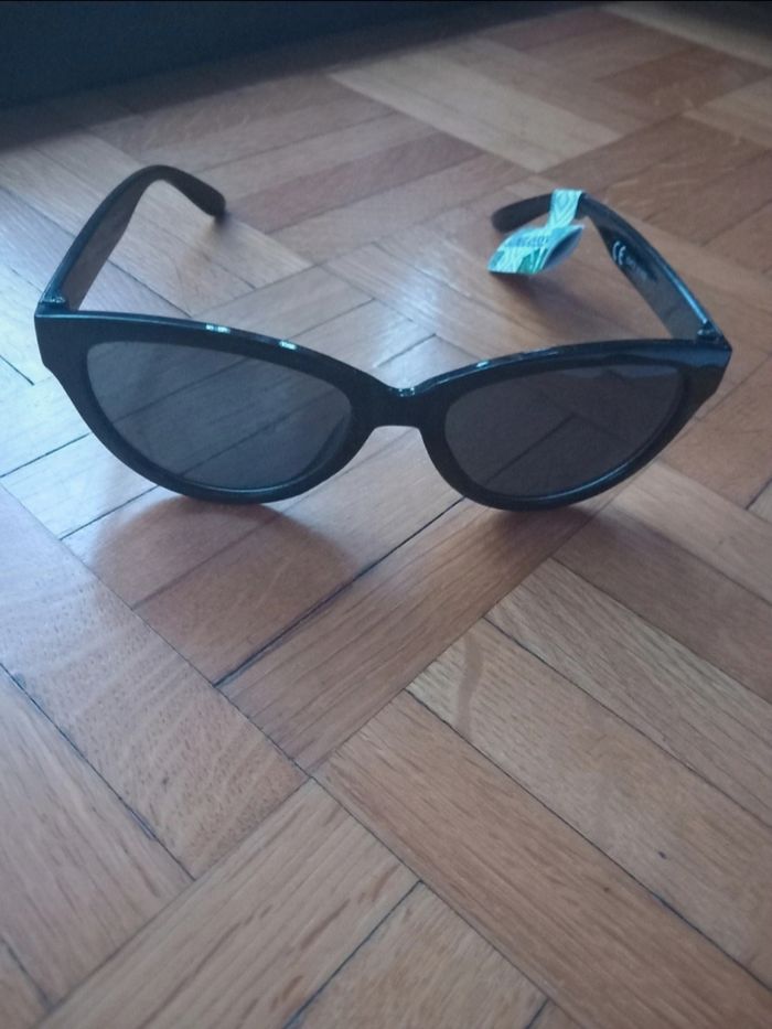 Lunettes de soleil noirs cat 3 neufs avec étiquette - photo numéro 2