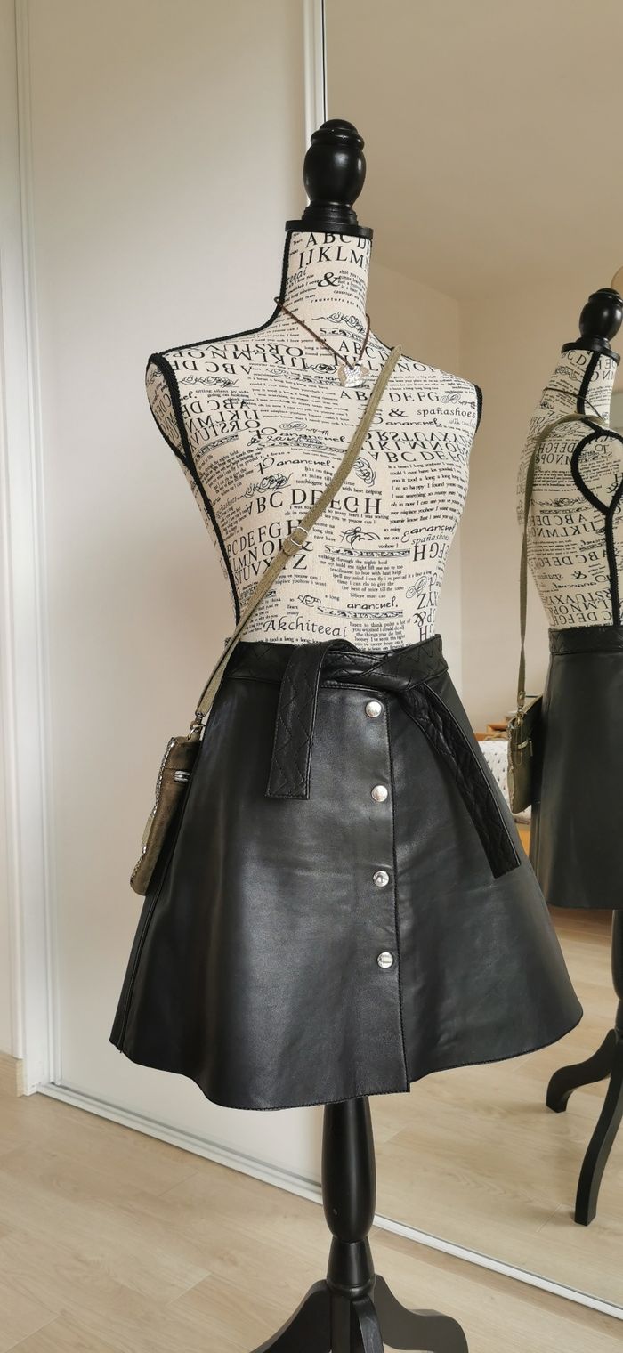 Superbe jupe en cuir
