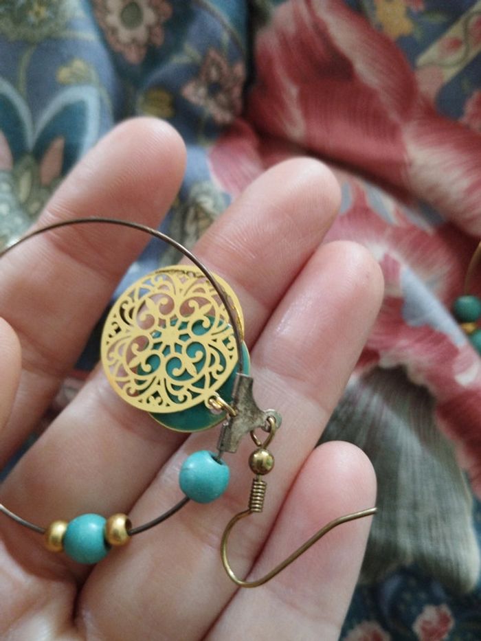 Paire de boucles d'oreilles turquoise dorées arabesque - photo numéro 2