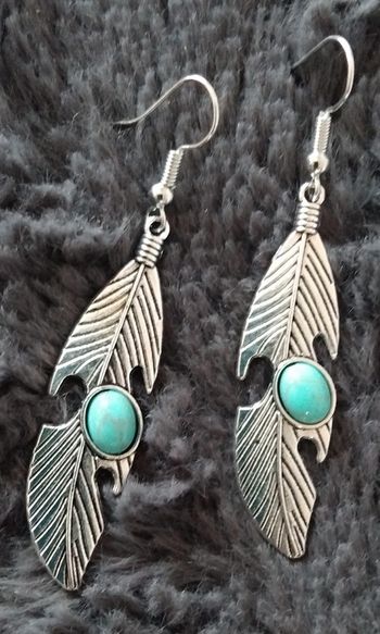 Paire de boucles d'oreilles pendante à clou -   plume et pierre