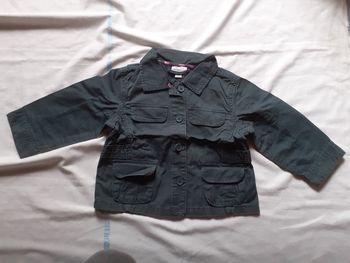 Veste grise foncée avec poches devant