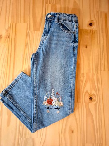 Jean bleu motif fleuri - 7/8 ans