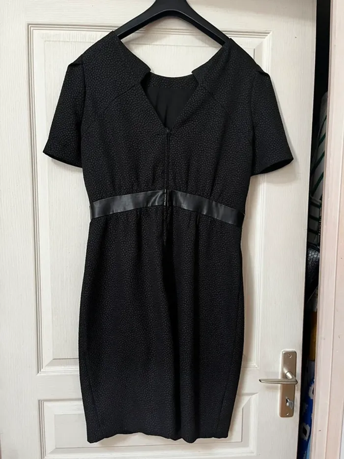 Robe noire très chic -  L 95 cm / l 50 cm -très bon état - photo numéro 2