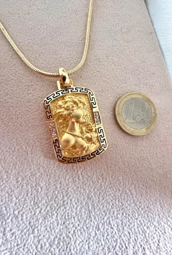 Collier médaillon femme dorée – Inspiration art classique