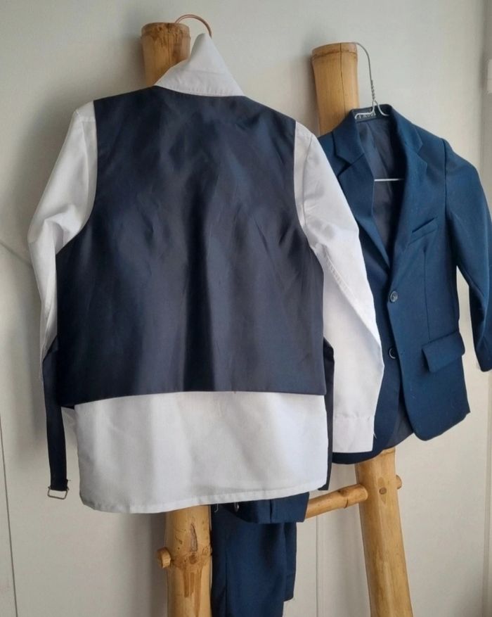 costume 4 pièces 8ans - photo numéro 3