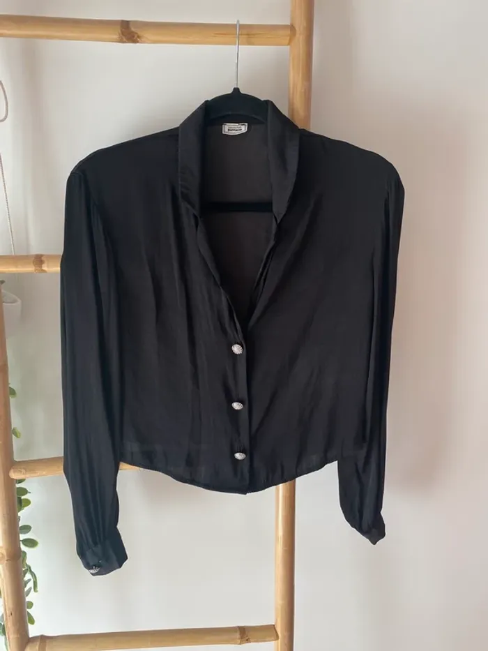 Chemise noire courte et satinée