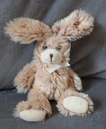 Doudou -peluche lapin à poils de couleur crème