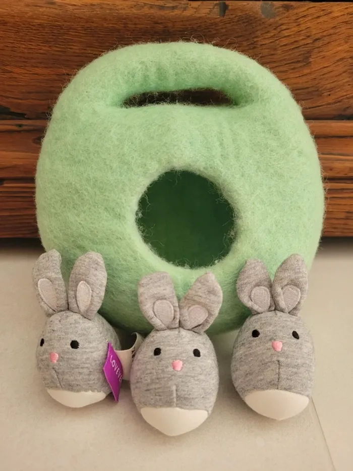 Lapins dans leur terrier feutré lovevery