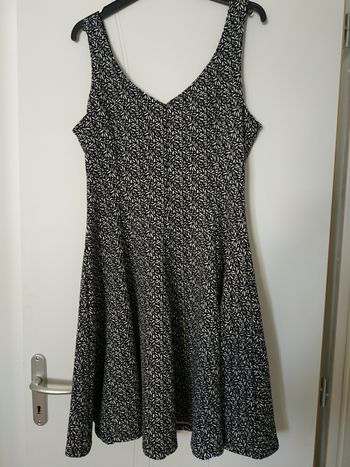 Robe noire et blanche