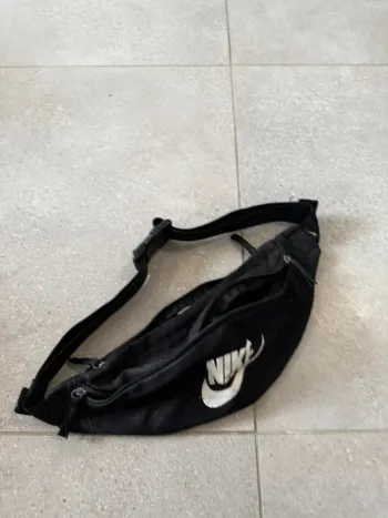 Banane noir Nike, plusieurs marques d'usures, 39x15cm