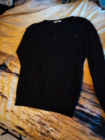 Pull noir col boutonné