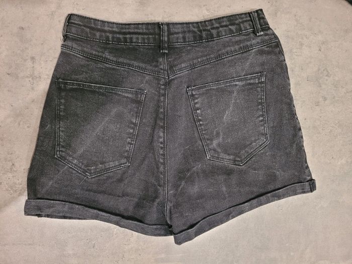 Short en jean Kiabi, taille M - photo numéro 2