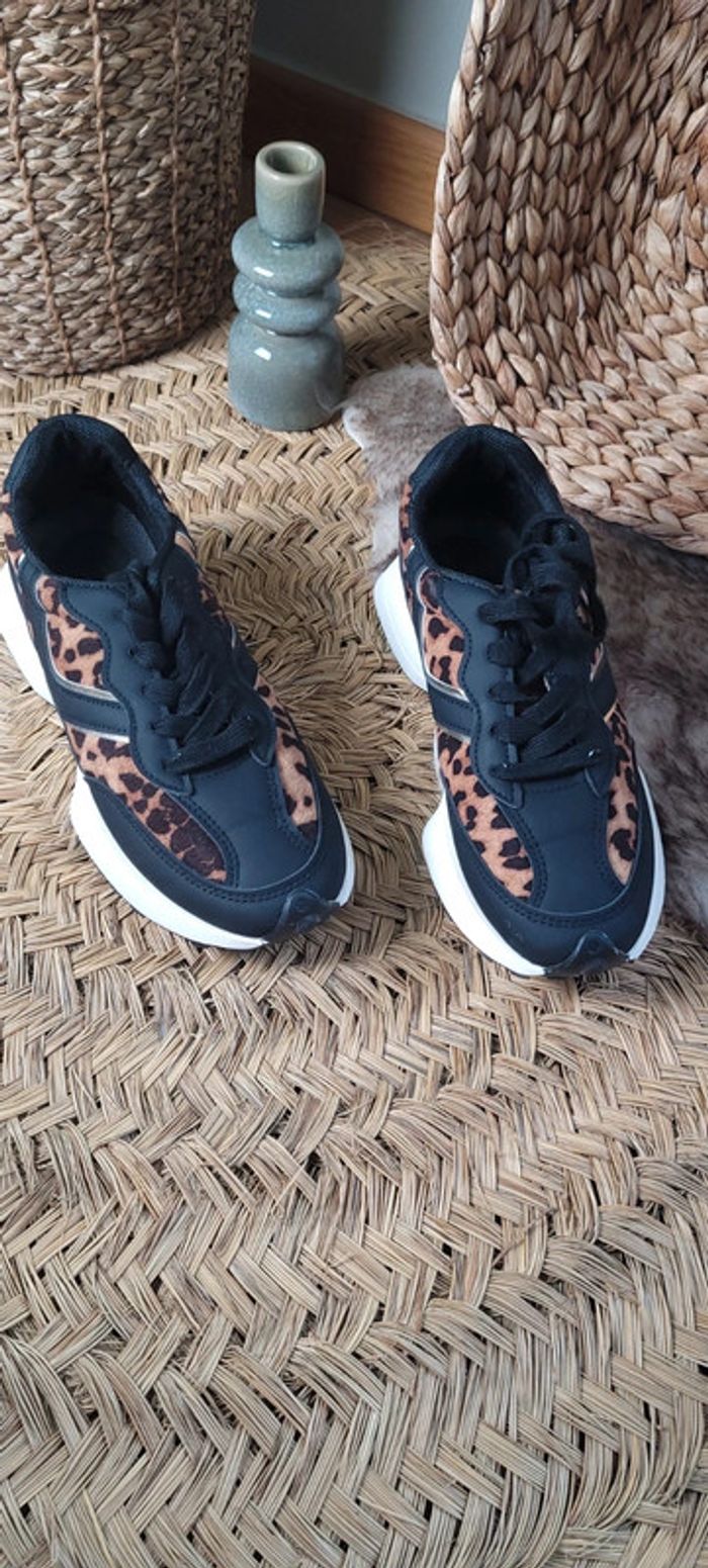 Jolie paire de baskets noir et léopard Taille 38 - photo numéro 2